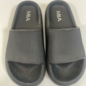 MIA Camyl Platform Cushion  Black Slides  6